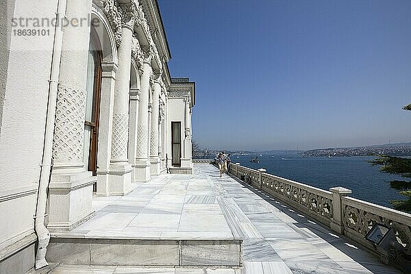 Terrasse  Blick auf Bosporus  Topkapi-Palast  Goldenes Horn  Istanbul  Topkapi Sarayi  Kanonentor-Palast  Türkei  Asien