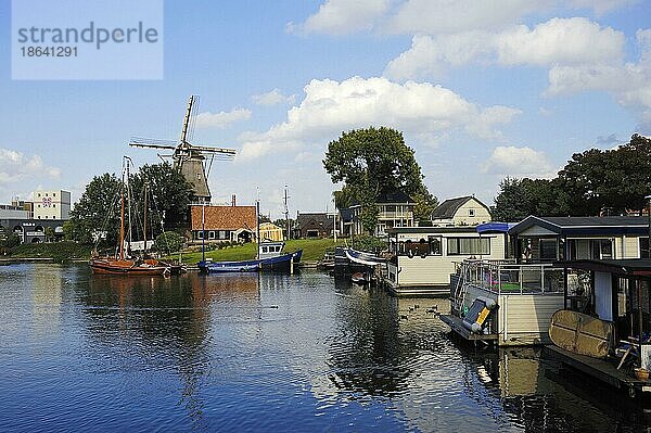 Hausboote und Windmühle  Harderwijk  Niederlande  Europa