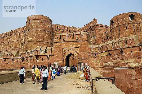 Menschen vor dem Amar Singh Tor  Rotes Fort  Agra  Uttar Pradesh  Indien  Asien
