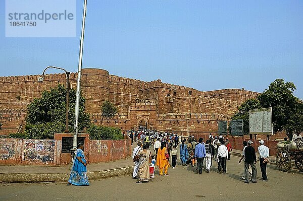 Menschen vor dem Amar Singh Tor  Rotes Fort  Agra  Uttar Pradesh  Indien  Asien