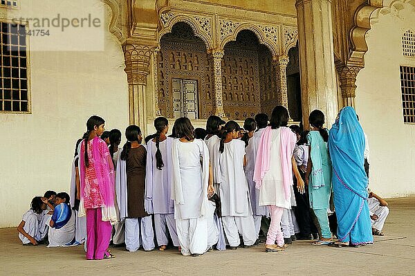 Indische Mädchen  Rotes Fort  Agra  Uttar Pradesh  Indien  Asien
