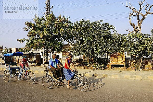 Fahrrad-Rikschas vor geschlossenen Strassenlaeden  Bharatpur  Rajasthan  Indien  Asien