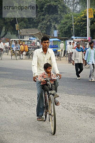 Mann mit Kind auf Fahrrad  Bharatpur  Rajasthan  Indien  Asien