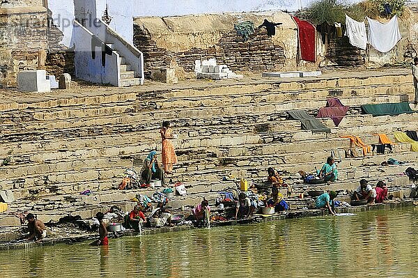 Frauen waschen Wäsche in einem Teich  Deeg  Rajasthan  Indien  Asien