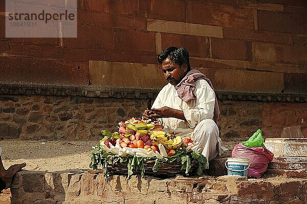 Obstverkäufer an der Jami Masjid Moschee  Dargah  Moghulstadt Fatehpur Sikri  Uttar Pradesh  Indien  Asien