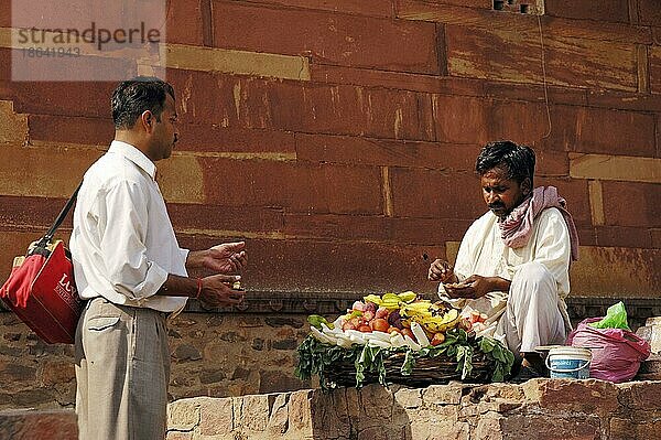 Obstverkäufer an der Jami Masjid Moschee  Dargah  Moghulstadt Fatehpur Sikri  Uttar Pradesh  Indien  Asien
