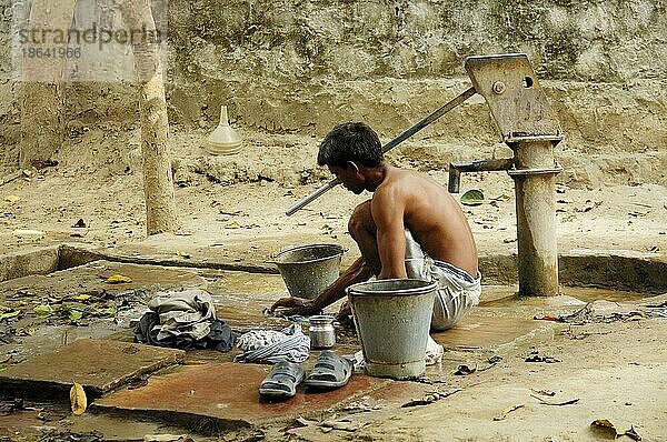 Inder wäscht Kleidung  Bharatpur  Rajasthan  Indien  Asien