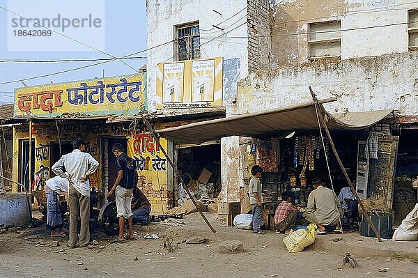 Menschen vor Geschäften  Rajasthan  Indien  Asien