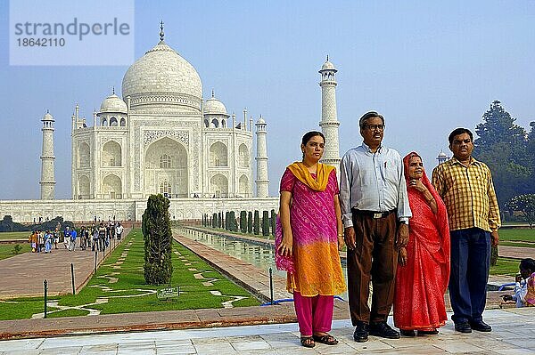 Inder vor dem Taj Mahal  Tadsch  Mausoleum  Agra  Uttar Pradesh  Indien  Asien