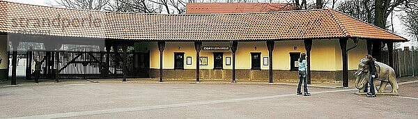 Eingang der ZOOM Erlebniswelt  ehemaliger Ruhr Zoo  Gelsenkirchen  Nordrhein-Westfalen  Deutschland  Europa