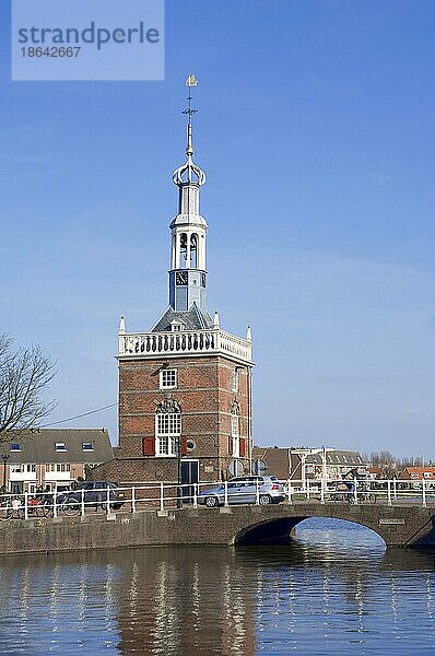 Turm Accijnstoren  erbaut 1622  und Gracht  Alkmaar  Niederlande  Europa
