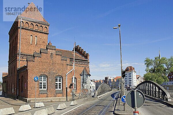 Hafengebäude und Drehbrücke  Lübeck  Schleswig-Holstein  Deutschland  Europa