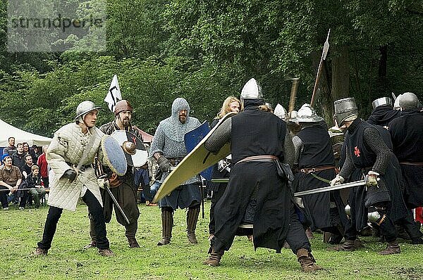 Männer als Ritter verkleidet  Mittelalterliches Spectaculum  Dortmund  Nordrhein-Westfalen  Deutschland  Ritterspiele  Ritterturnier  Europa