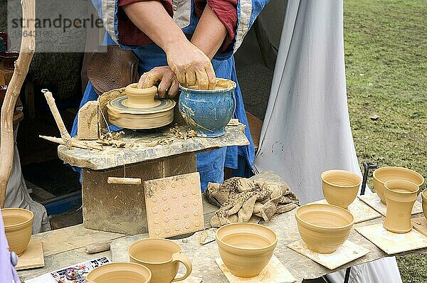 Töpfer bei der Arbeit  Mittelaltermarkt  töpfern  Mittelalterlicher Markt  Dortmund  Nordrhein-Westfalen  Deutschland  Europa