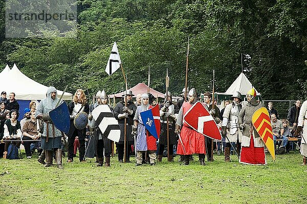 Männer als Ritter verkleidet  Mittelalterliches Spectaculum  Dortmund  Nordrhein-Westfalen  Deutschland  Ritterspiele  Ritterturnier  Europa