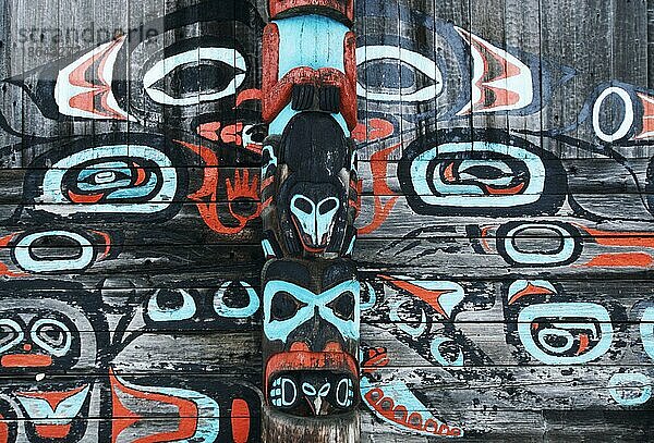 Totempfahl und Malerei der Tlingit-Indianer  Haines  Alaska  USA  Nordamerika