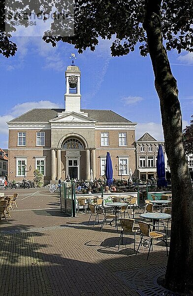 Strassencafe vor altem Rathaus  jetzt Musikschule  Harderwijk  Niederlande  Europa