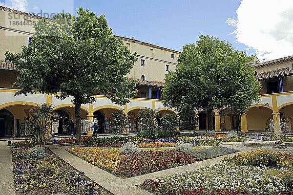 Gartenanlage mit Springbrunnen  Kulturzentrum Espace Van Gogh  ehemaliges Krankenhaus  Arles  Bouches-du-Rhone  Provence-Alpes-Cote d'Azur  Südfrankreich
