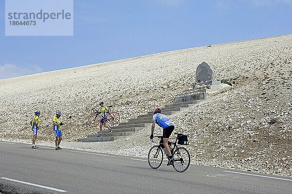 Fahrradfahrer auf Straße zum Gipfel des Mont Ventoux  Vaucluse  Provence-Alpes-Cote d'Azur  Südfrankreich  Denkmal für Radprofi Tom Simpson  windiger Berg  Radfahrer