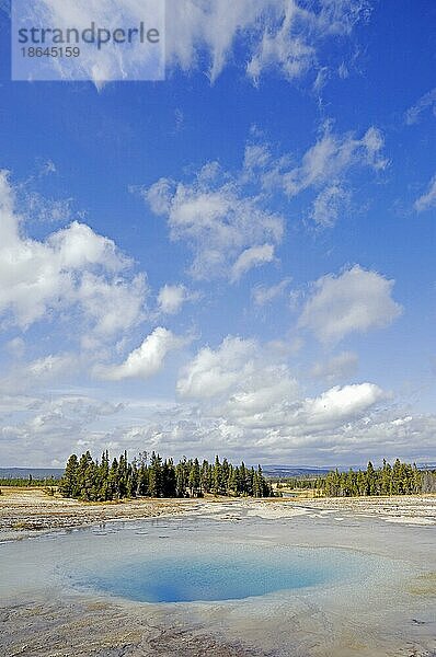 Heiße Quelle 'Opal Pool'  Midway Geyser Basin  Yellowstone Nationalpark  Wyoming  USA  Nordamerika