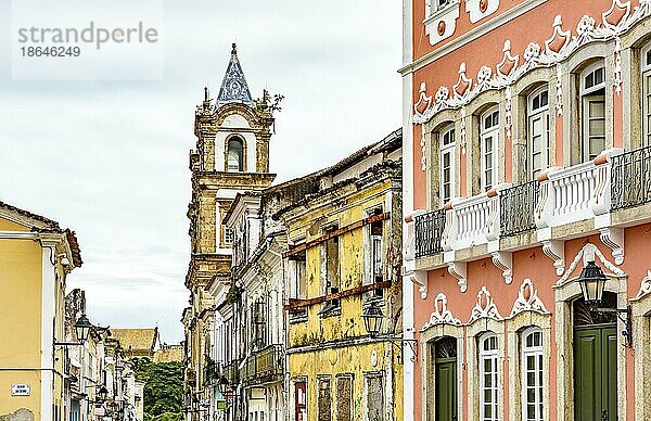 Alte Häuser und Kirchturm im historischen Viertel Pelourinho in der Stadt Salvador in Bahia  Brasilien  Südamerika
