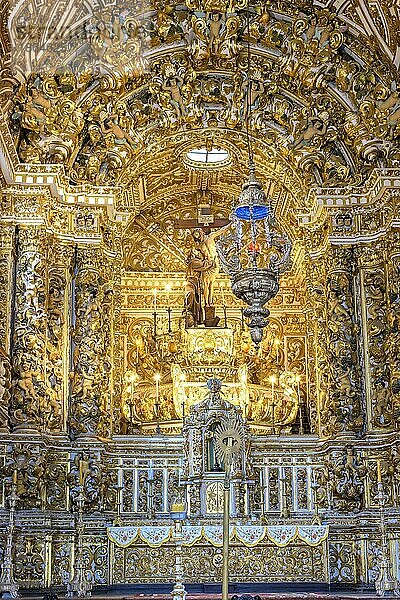Wunderschöner vergoldeter Barockaltar in einer alten und historischen Kirche im Stadtteil Pelourinho  Stadt Salvador  Bahia  Brasilien  Südamerika