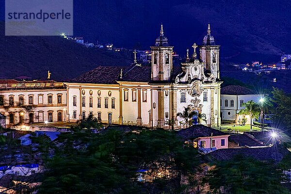 Nachtansicht von der Spitze der historischen Kirche aus dem 18. Jahrhundert und der Innenstadt von Ouro Preto  Bundesstaat Minas Gerais  Ouro Preto  Minas Gerais  Brasilien  Südamerika