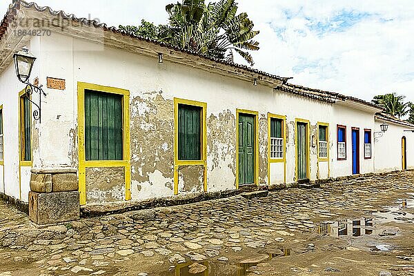 Bunte Häuser und kopfsteingepflasterte Straßen in der alten und berühmten historischen Stadt Paraty an der Küste des Staates Rio de Janeiro  Brasilien  Brasilien  Südamerika