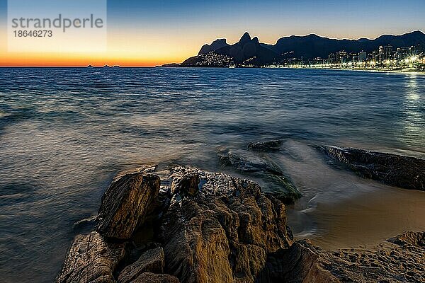 Sonnenuntergang im Sommer mit Stadtbeleuchtung am Strand von Ipanema in Rio de Janeiro  Brasilien  Südamerika