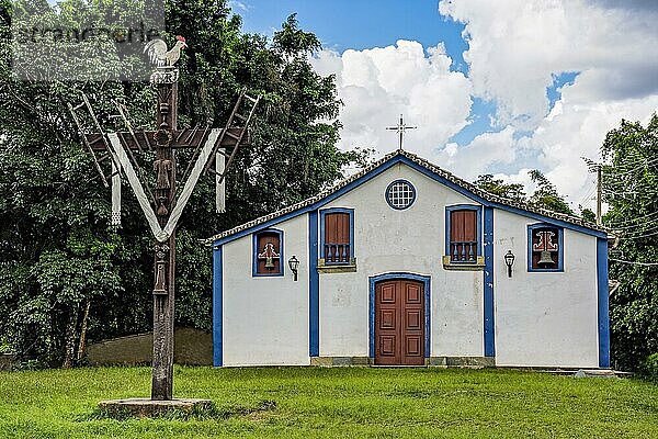 Kleine historische Kirche inmitten der Vegetation in der Stadt Tiradentes im Bundesstaat Minas Gerais  Brasilien  Brasilien  Südamerika