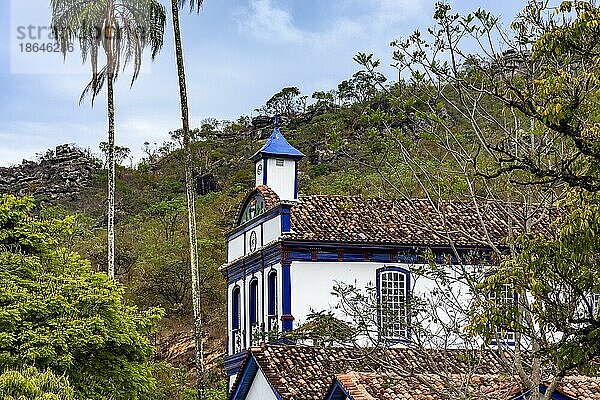 Historische Kirche im Dorf Biribiri in Diamantina  die zu einer alten Textilfabrik gehörte und heute in ein Touristenzentrum umgewandelt wurde  Brasilien  Südamerika