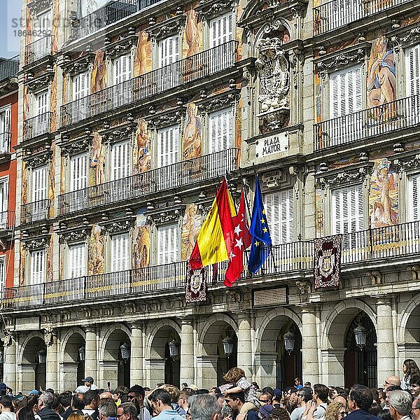 Casa de la Panadería  Fassadendetail mit Flaggen und Wappen  Menschenmenge  Plaza Mayor  Madrid  Spanien  Europa
