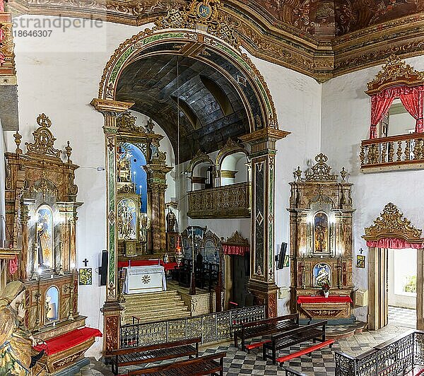 Innenraum einer antiken Barockkirche in Salvador  Bahia  reich verziert mit vergoldeten Wänden und Altar  Brasilien  Südamerika