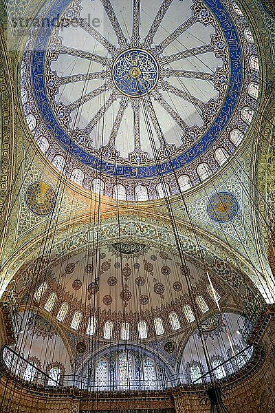 Decke und Innenraum der berühmten Blauen Moschee in Istanbul mit ihren antiken und bunten Mosaiken  Brasilien  Südamerika