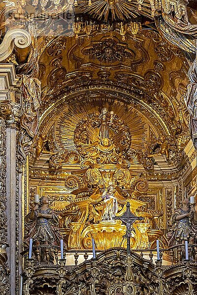 Innenraum und Altar einer historischen  ganz in Gold gehaltenen Kirche mit barocker Architektur in der alten Stadt Tiradentes im Bundesstaat Minas Gerais  Brasilien  Brasilien  Südamerika