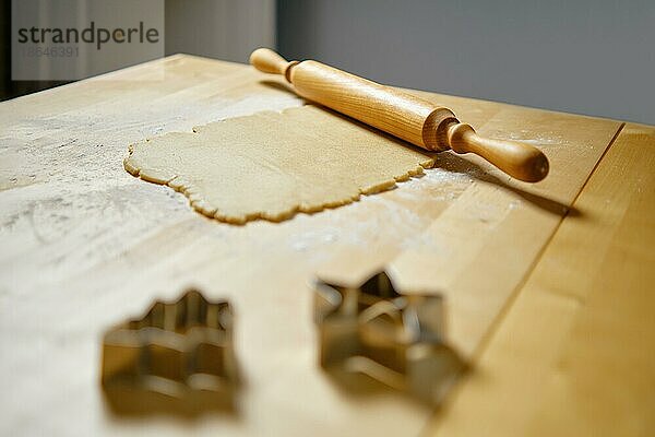 Flacher Ingwerteig auf dem Küchentisch und Nudelholz (Foto mit selektivem Fokus)
