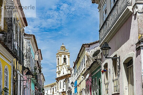 Alte Häuser mit farbenfrohen Fassaden und historischer barocker Kirchturm im Viertel Pelourinho in Salvador Bahia  Brasilien  Südamerika