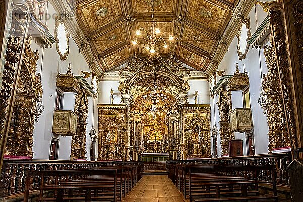 Innenraum und Altar einer historischen  ganz in Gold gehaltenen Kirche mit barocker Architektur in der alten Stadt Tiradentes im Bundesstaat Minas Gerais  Brasilien  Brasilien  Südamerika