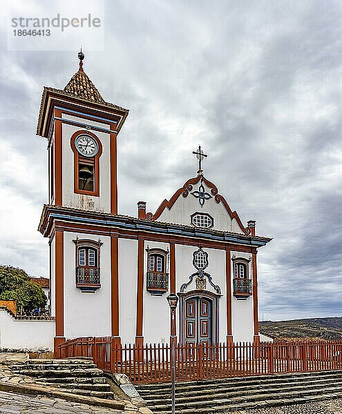 Alte Barockkirche in der historischen Stadt Diamantina an einem bewölkten Tag  Brasilien  Südamerika