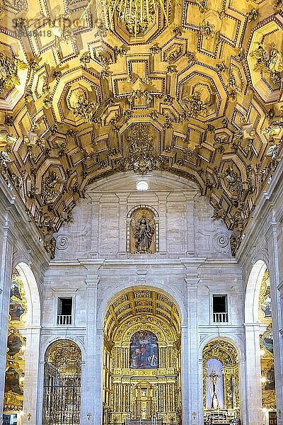 Historische barocke  mit Gold verzierte Kirchenräume in Pelourinho in der Stadt Salvador  Bahia  Brasilien  Südamerika