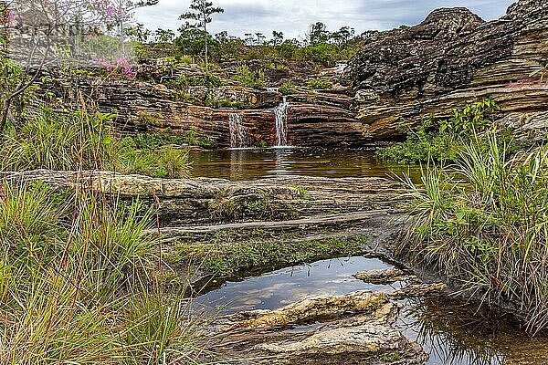 Schöner kleiner Wasserfall inmitten der Felsen und der Vegetation des Naturschutzgebiets Biribiri in Diamantina  Minas Gerais  Brasilien  Südamerika