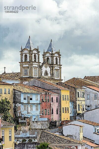 Buntes altes und historisches Viertel von Pelourinho mit dem Turm der Kathedrale im Hintergrund. Das historische Zentrum von Salvador  Bahia  Brasilien  Brasilien  Südamerika