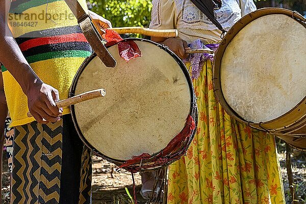 Ethnische und rudimentäre Trommeln bei einem religiösen Fest  das aus der Vermischung der Kultur versklavter Afrikaner mit der europäischer Kolonisatoren entstanden ist  Brasilien  Südamerika