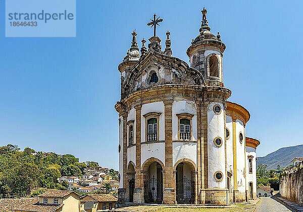 Frontansicht der berühmten historischen Kirche im Barockstil in der Stadt Ouro Preto in Minas Gerais  Brasilien  Brasilien  Südamerika