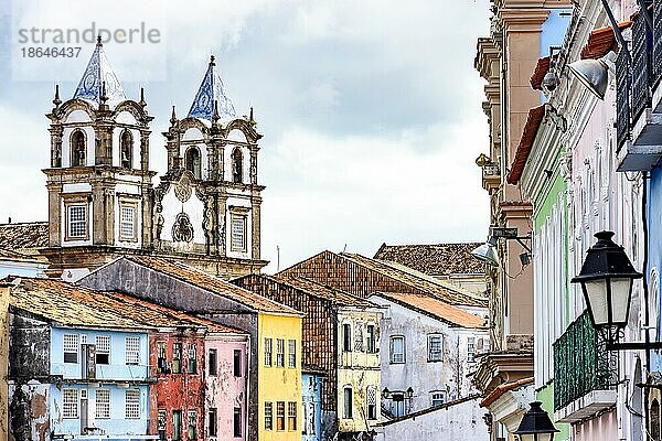 Buntes historisches Viertel von Pelourinho mit dem Turm der Kathedrale im Hintergrund. Das historische Zentrum von Salvador  Bahia  Brasilien  Brasilien  Südamerika