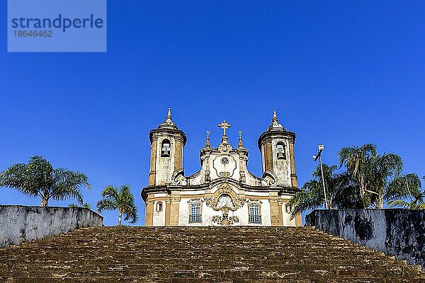 Treppe und Fassade einer historischen Barockkirche in der Stadt Ouro Preto in Minas Gerais  Brasilien  Südamerika