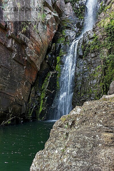 Wasserfall im Naturwald auf dem Berg Cipo in Minas Gerais  Brasilien  Brasilien  Südamerika