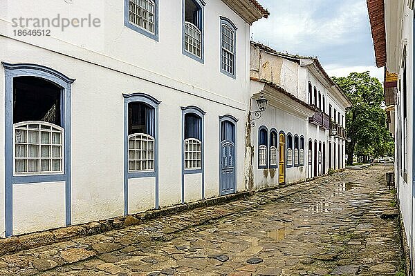 Ruhige Straßen mit alten Häusern im Kolonialstil und Kopfsteinpflaster in der historischen Stadt Paraty an der Südküste des Bundesstaates Rio de Janeiro  Brasilien  Brasilien  Südamerika