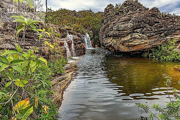 Schöner Fluss und Wasserfälle inmitten der erhaltenen Vegetation des Naturschutzgebietes Biribiri in Diamantina  Minas Gerais  Brasilien  Brasilien  Südamerika