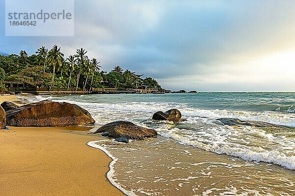 Tropischer Strand auf der Insel Ilhabela an der Nordküste von Sao Paulo  Brasilien  Brasilien  Südamerika